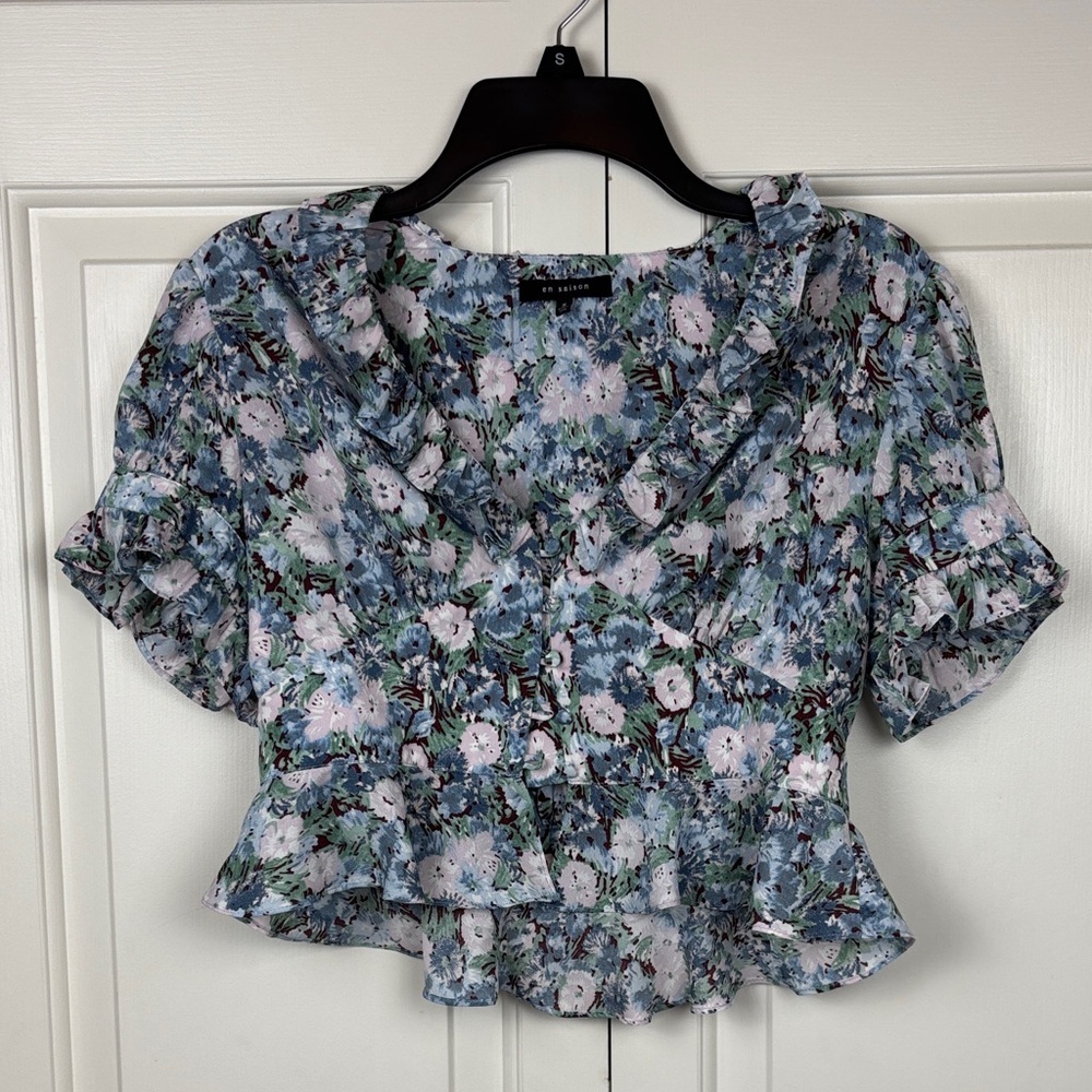 En Saison Blue Floral Ruffle Cropped Blouse - S